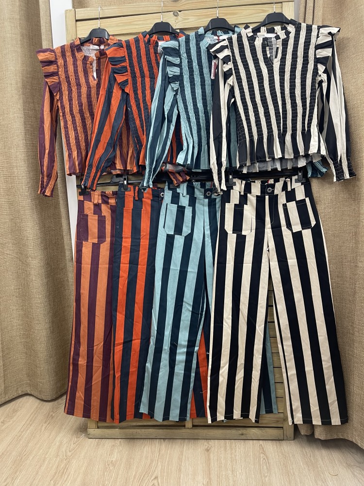 Pantalon raya media vertical con bolsillo