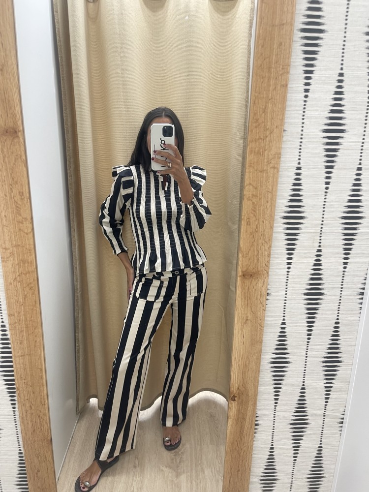 Pantalon raya media vertical con bolsillo