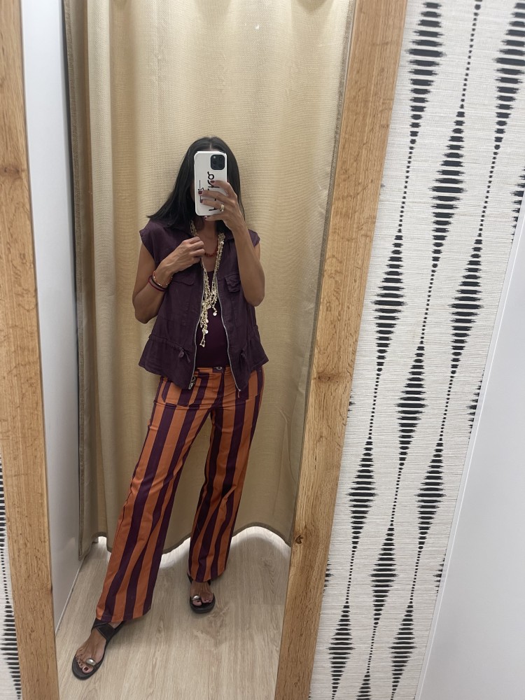 Pantalon raya media vertical con bolsillo