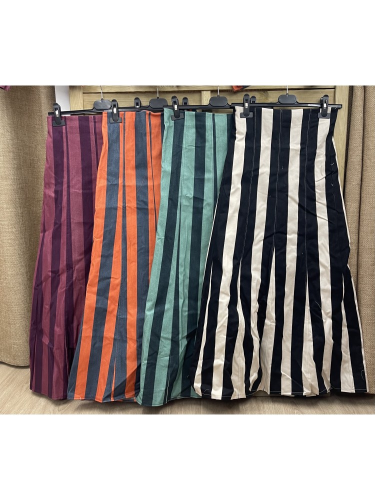 Falda evasé bicolor de raya media vertical