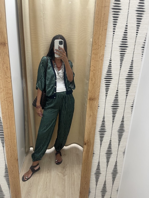 Bomber saten con botones raya fina ondulada