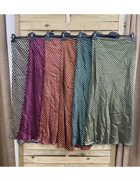 Falda midi saten raya fina ondulada