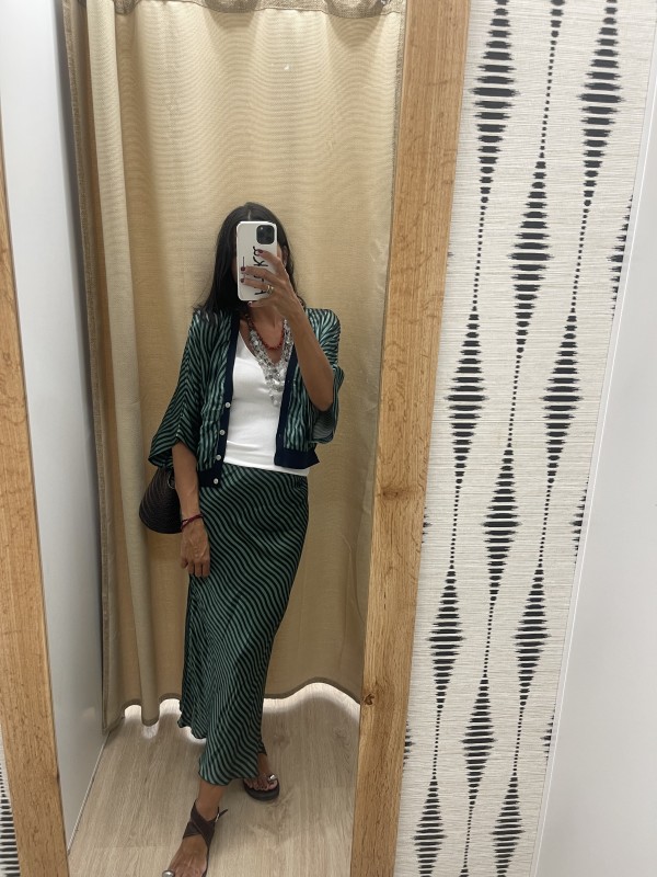 Falda midi saten raya fina ondulada 2