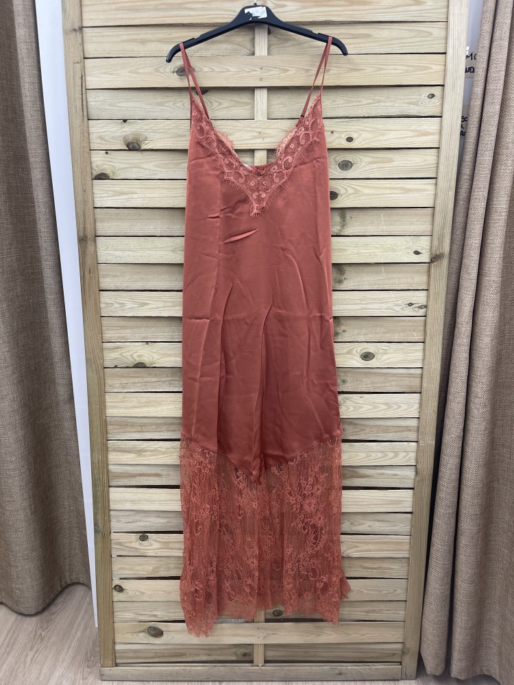 Vestido largo lencero con maxi encaje en bajo