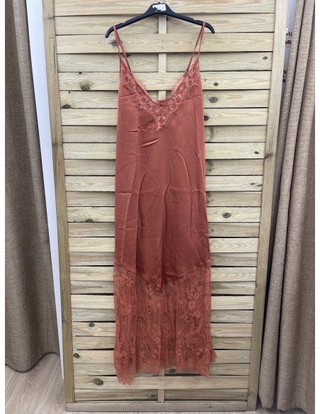 Vestido largo lencero con maxi encaje en bajo