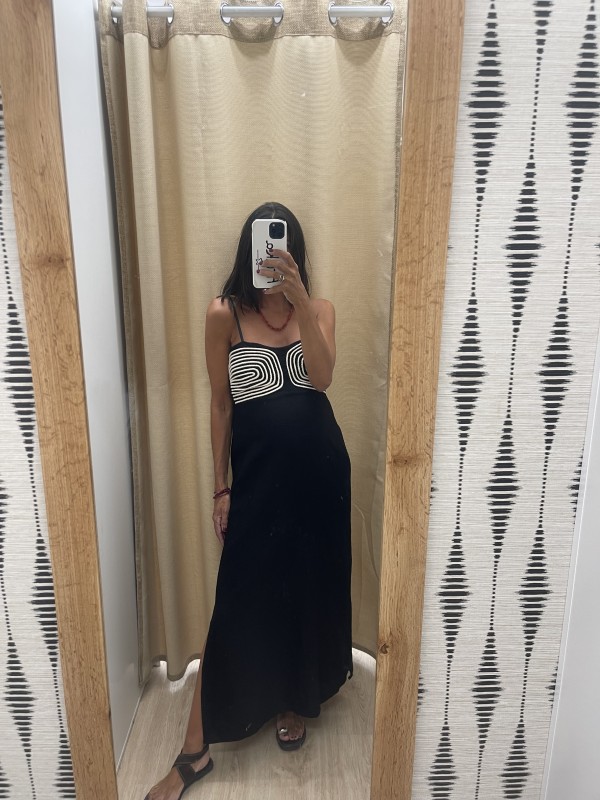 Vestido liso con detalle bordado en pecho