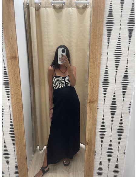 Vestido liso con detalle bordado en pecho