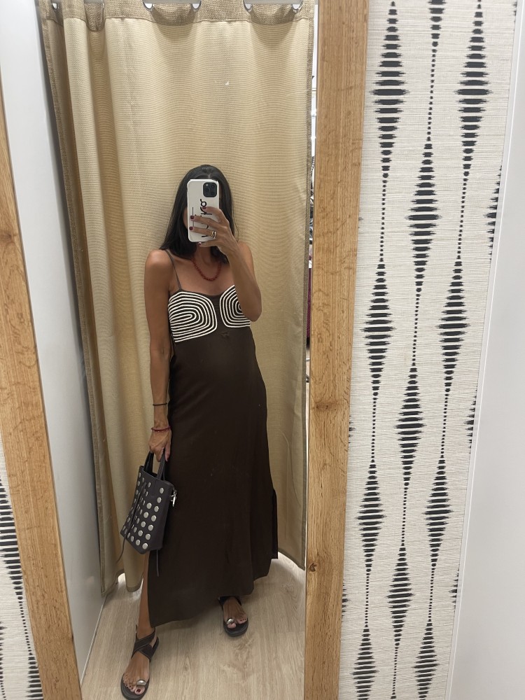 Vestido liso con detalle bordado en pecho