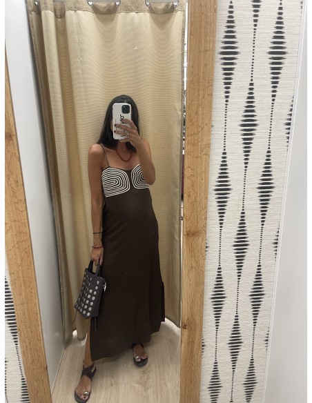 Vestido liso con detalle bordado en pecho