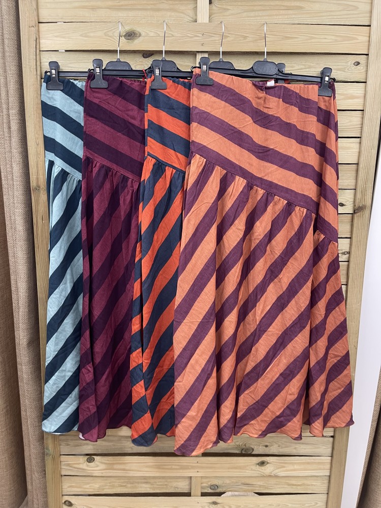 Falda bicolor de rayas diagonales