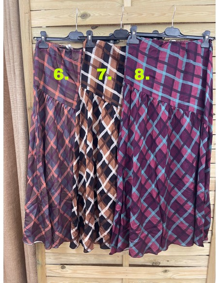 Falda corte diagonal en cadera cuadros