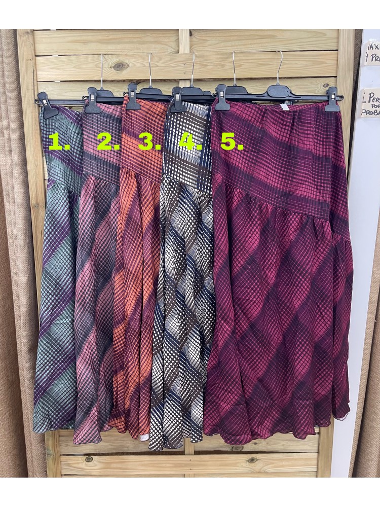 Falda corte diagonal en cadera cuadros