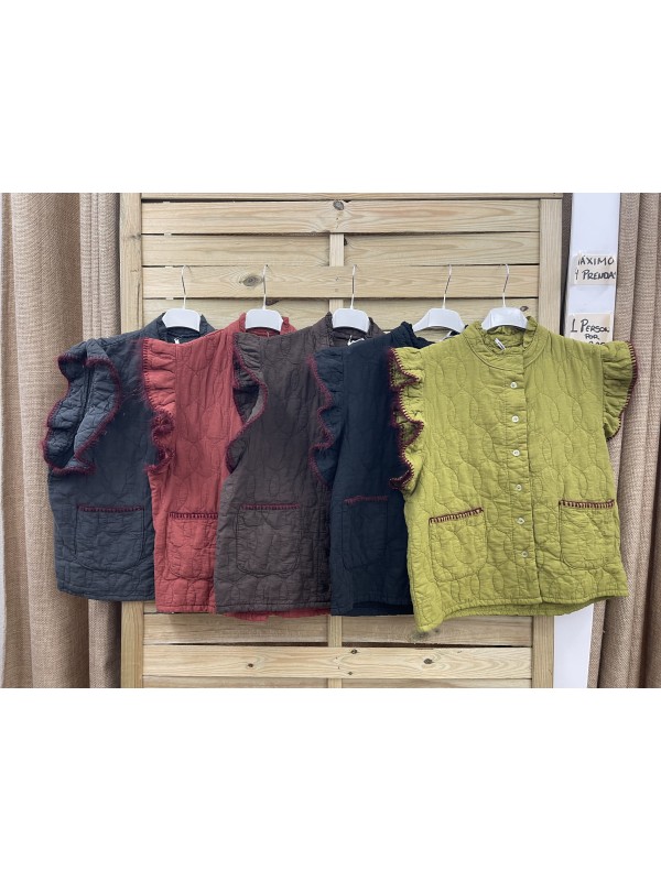 Chaleco acolchado pespunte burdeos en sisa y bolsillos