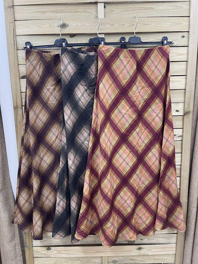 Falda evasé fina de rombos con colores