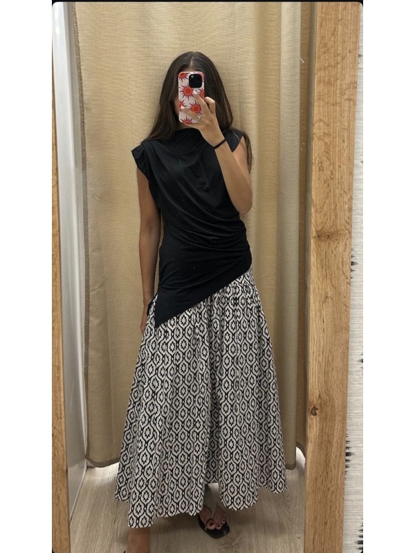 Top de punto de lycra con bajo asimetrico