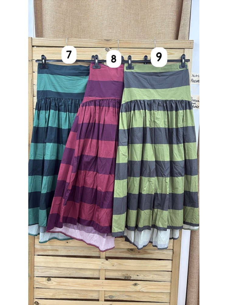 Falda corte en cadera de rayas asnchas horizontales