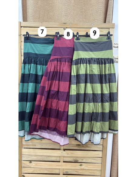 Falda corte en cadera de rayas asnchas horizontales