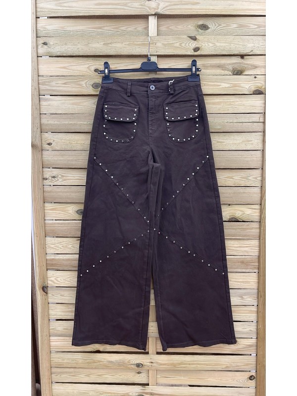 Jeans tachas diagonales y en bolsillos