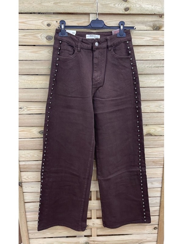 Jeans marrón recto con tachas redondas laterales