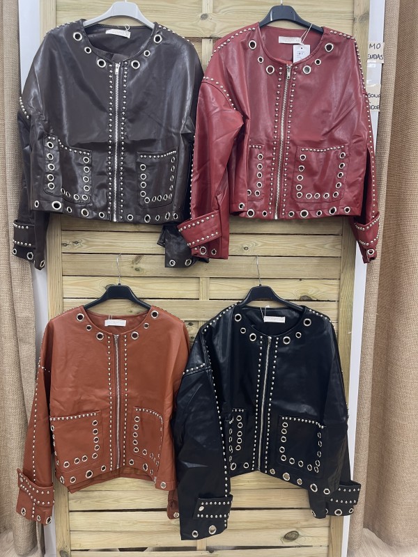 Chaqueta polipiel bolsillos con tachas