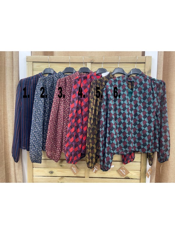 Camisa estampada de gasa con brillito y abertura en escote