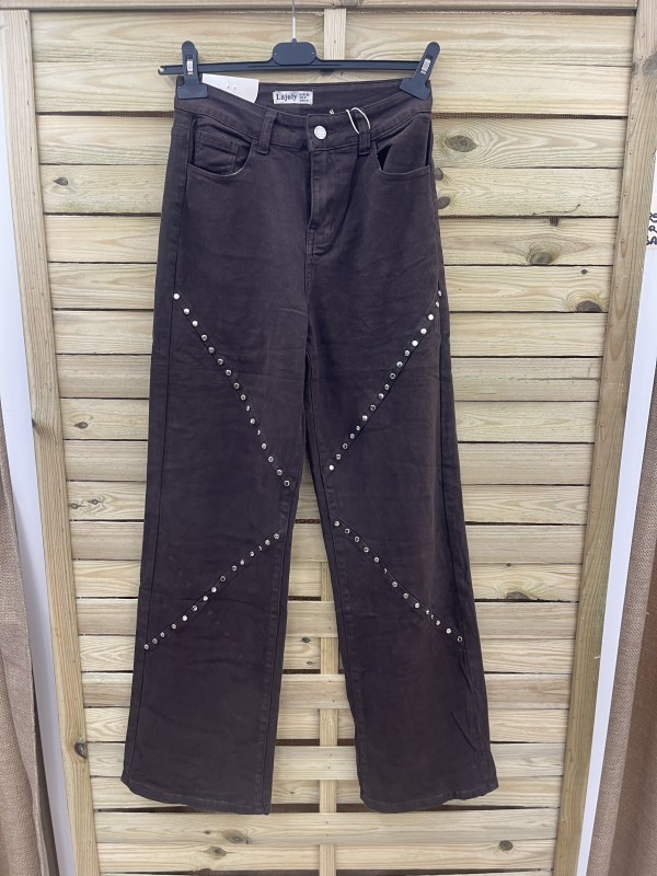 Jeans recto marrón con tachas planas en diagonal