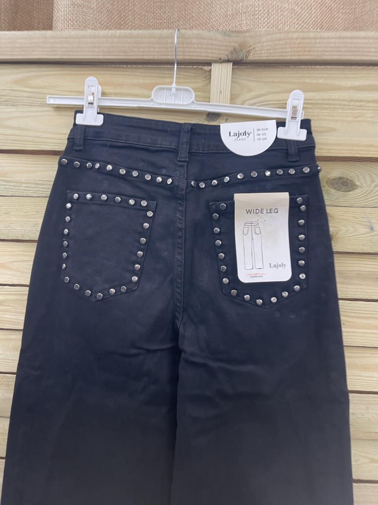 Jeans negro con tachas planas en laterales y bolsillos