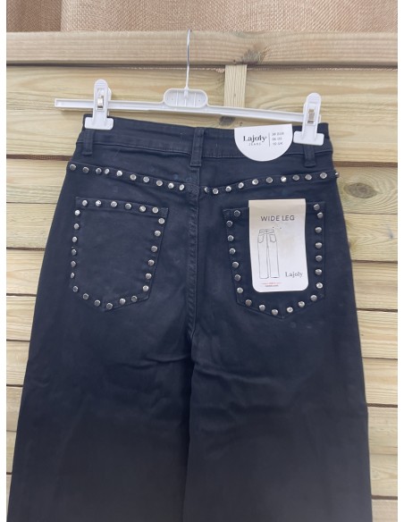 Jeans negro con tachas planas en laterales y bolsillos