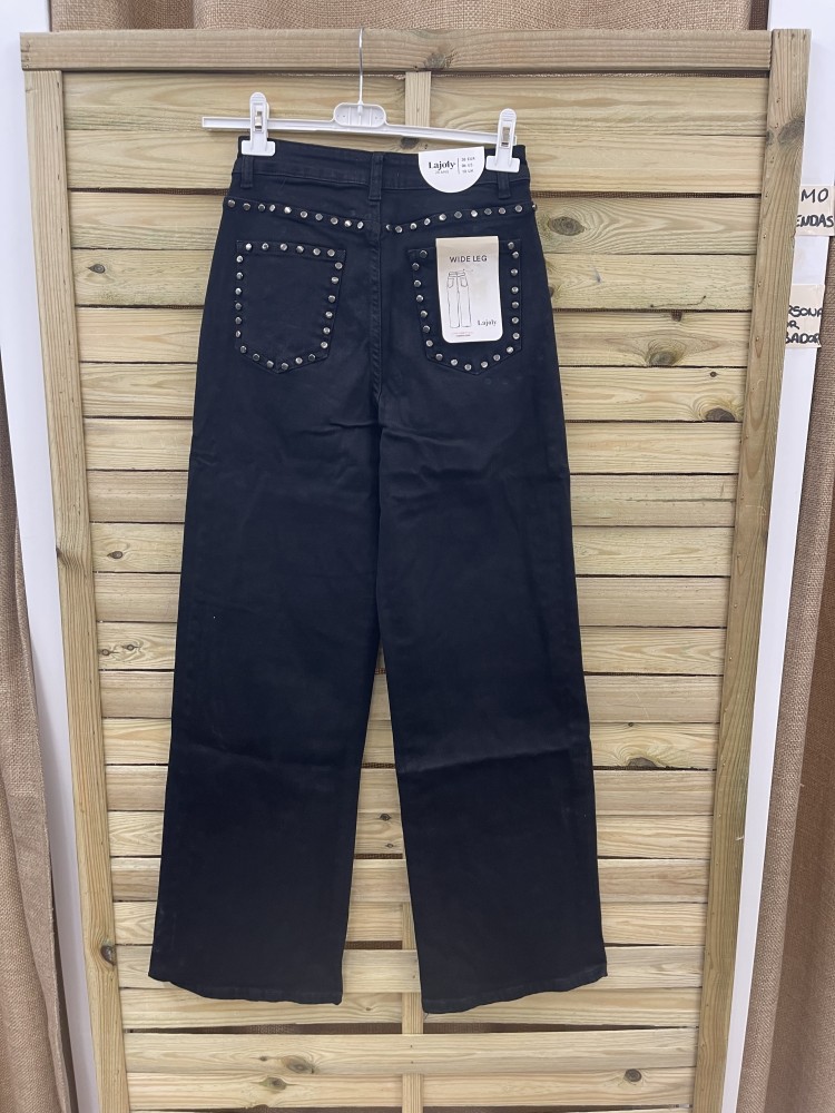 Jeans negro con tachas planas en laterales y bolsillos