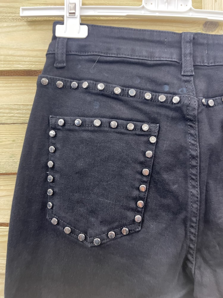 Jeans negro con tachas planas en laterales y bolsillos