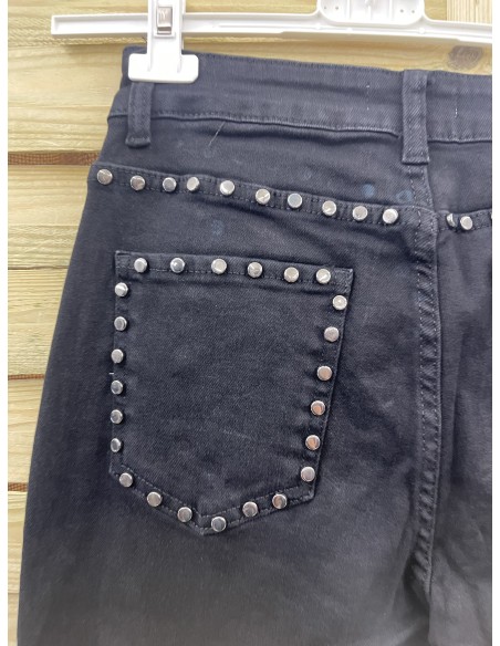 Jeans negro con tachas planas en laterales y bolsillos