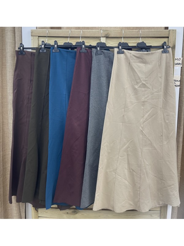 Falda de punto evasé con costuras verticales