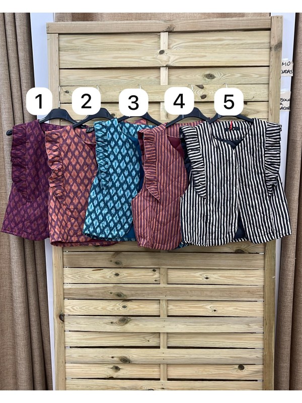 Chaleco estampado acolchado con volantes verticales