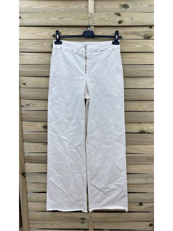 Pantalon con cremallera y tachas en cinturilla