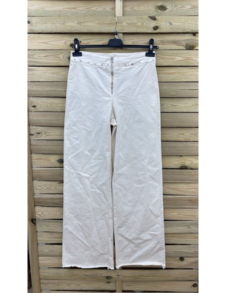 Pantalon con cremallera y tachas en cinturilla