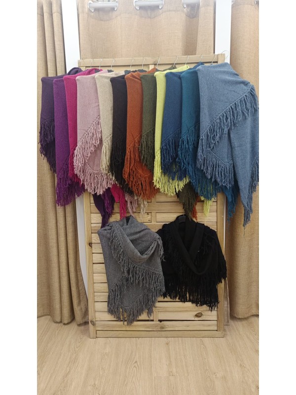 Poncho de pico con flecos