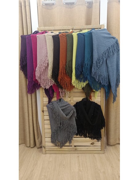 Poncho de pico con flecos