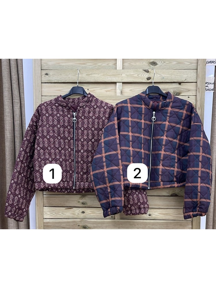 Bomber estampada acolchada con cremallera