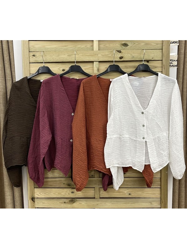 Camisa de bambúla con triple botón y abertura