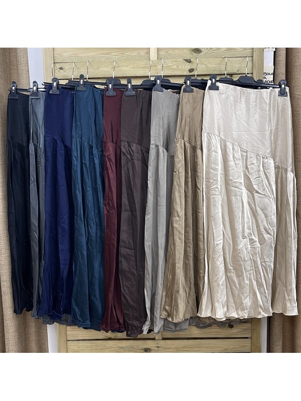 Falda de saten con corte diagonal en cadera