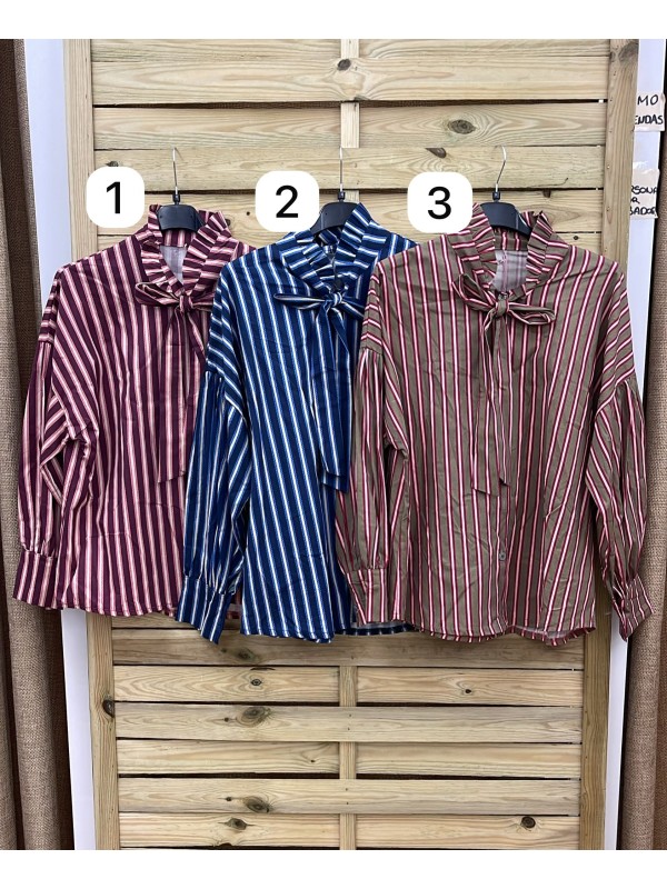 Camisa con volantito y lazada en cuello de rayas verticales