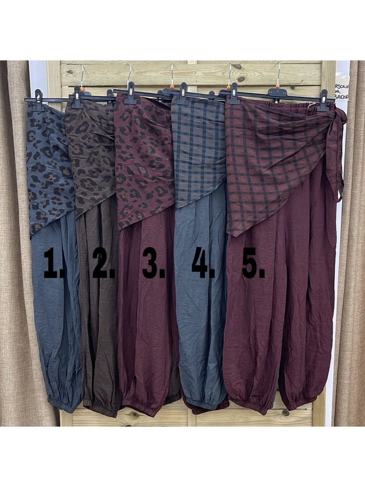 Pantalon bombacho con pañuelo estampado en cintura