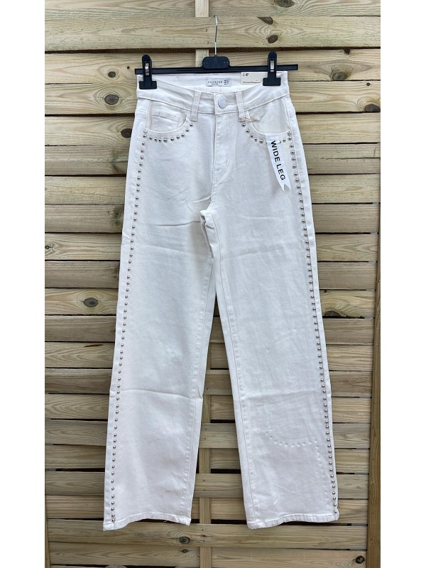 Jeans blanco con tachas laterales redondeadas en plata