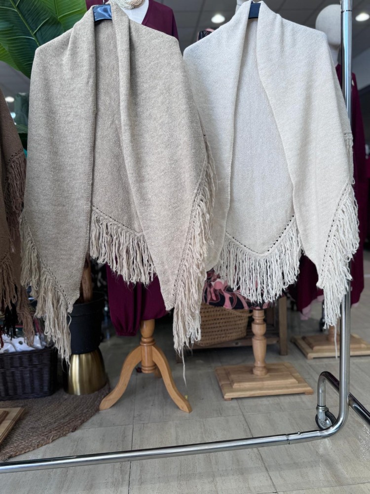 Poncho de pico con flecos