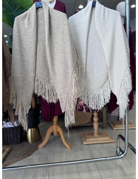 Poncho de pico con flecos