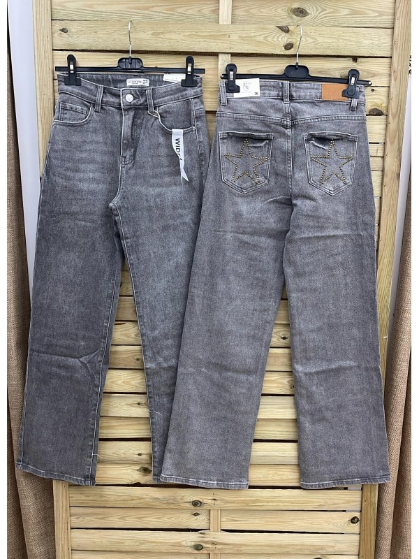 Jeans grises con estrellas traseras de tachas doradas