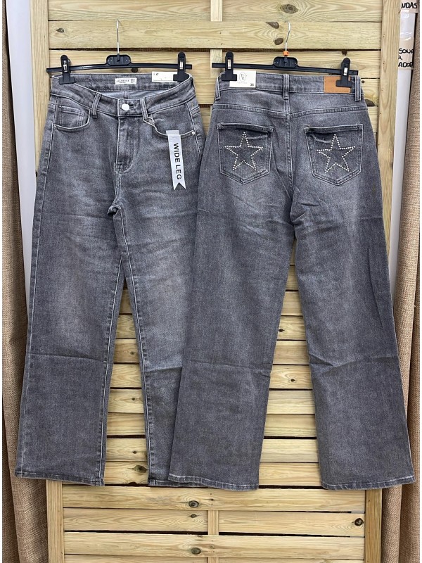 Jeans grises con estrellas traseras de tachas plata