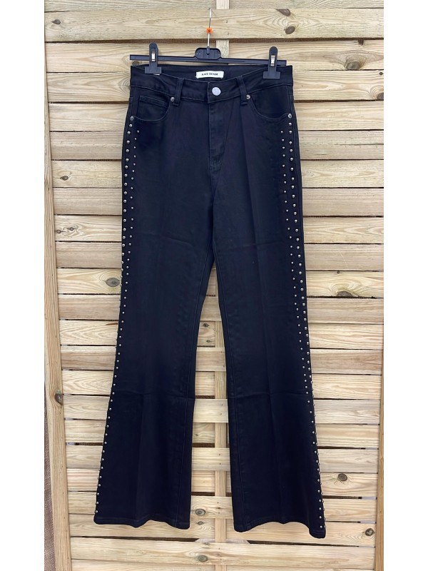 Jeans negro acampanado doble fila de tachas lateral