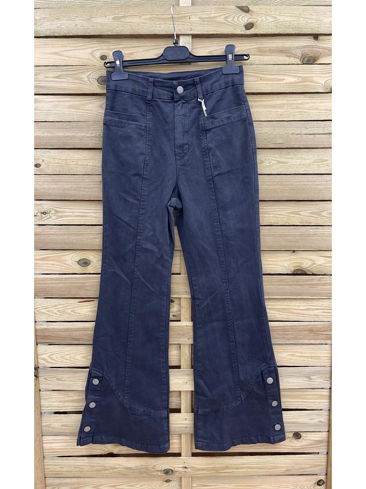 Jeans acampanado con triple botón lateral en bajo