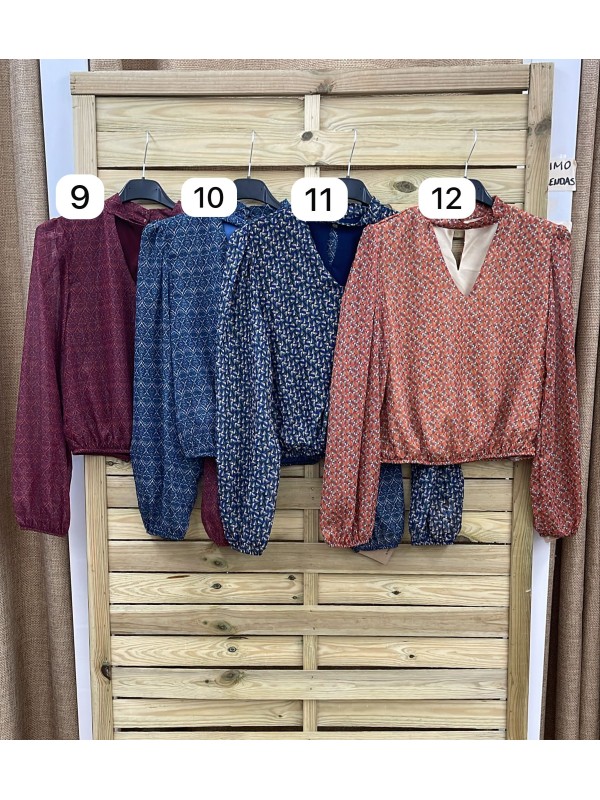 Camisa estampada con abertura en escote y cintura elástica